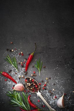 Rosemary, biber ve sarımsak koyu arka plan üzerinde