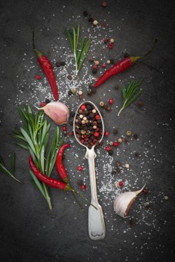 Rosemary, biber ve sarımsak koyu arka plan üzerinde