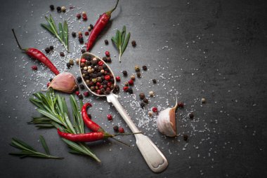 Rosemary, biber ve sarımsak koyu arka plan üzerinde