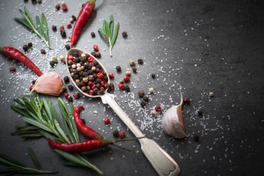 Rosemary, biber ve sarımsak koyu arka plan üzerinde