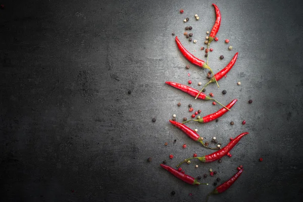 Rosemary, biber ve sarımsak koyu arka plan üzerinde