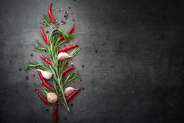Δεντρολίβανο, το πιπέρι και το σκόρδο σε σκούρο φόντο — Φωτογραφία Αρχείου