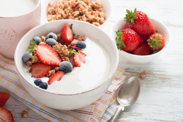 Йогурт с мюсли и ягодами . — стоковое фото