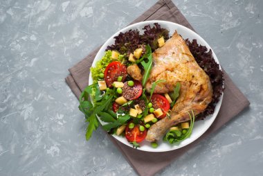 Fırında tavuk salata