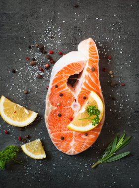 Çiğ somon bifteği