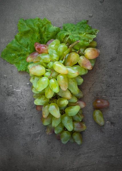 Rote und weiße Trauben — Stockfoto