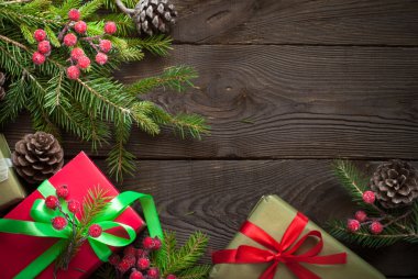 Noel hediye kutuları ve köknar ağacı dalı