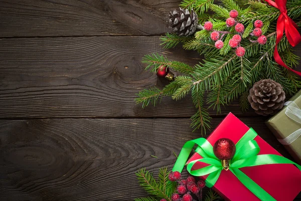 Weihnachtsgeschenkboxen und Tannenzweig — Stockfoto