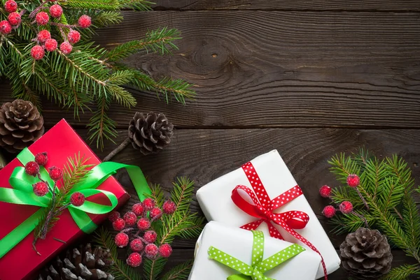 Κουτιά δώρων Χριστουγέννων και υποκατάστημα δέντρο έλατου — Φωτογραφία Αρχείου