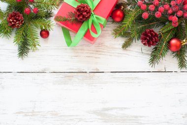 Beyaz ahşap masa üzerinde Noel süsleri.