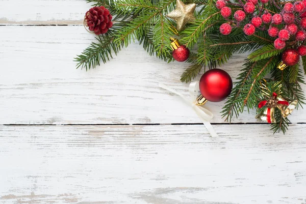 Decoraciones navideñas sobre mesa de madera blanca . — Foto de Stock