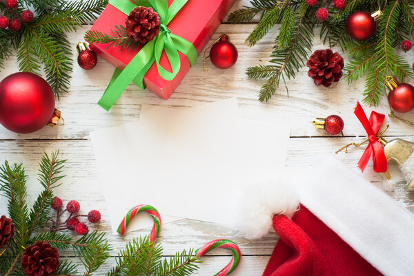 Рождественские украшения на белом деревянном столе
.