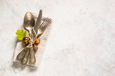 Güz tablosu beyaz masada üst görünümü ayarlıyor.