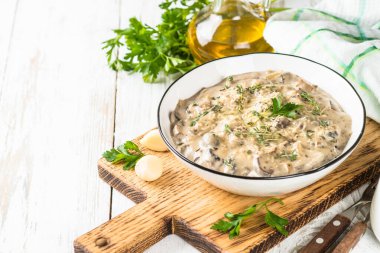 Beyaz masada krema soslu şampiyonlar.