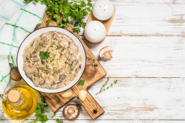 Beyaz masada krema soslu şampiyonlar.