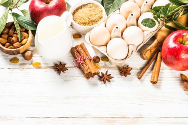 Beyaz üzerine fırın malzemesi dök.