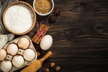 Mutfak masasında malzemeler pişiriyorum..