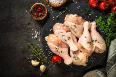 Tavuk budu ve yemek malzemeleri..