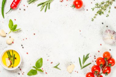 Mutfak masasında bitkiler, baharatlar ve sebzeler..