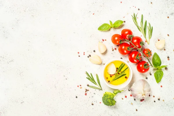 Hierbas, especias y verduras en la mesa de la cocina blanca. — Foto de Stock