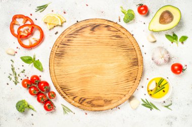 Mutfak masasında bitkiler, baharatlar ve sebzeler..