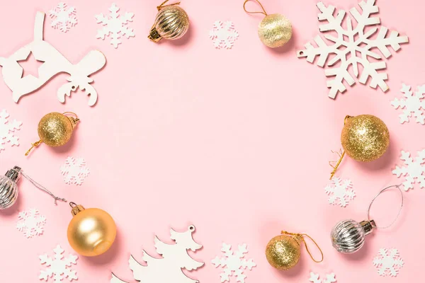 Navidad rosa plano poner fondo con decoraciones navideñas. —  Fotos de Stock