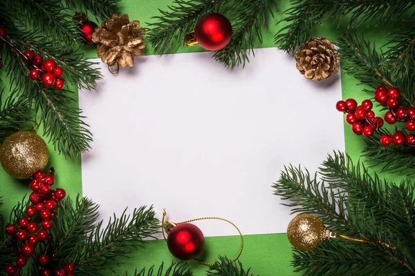 Boże Narodzenie płaskie leżał tło z obecnego pudełka i dekoracje. — Zdjęcie stockowe