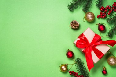 Noel arkaplanı köknar ağacı ve süslemelerle yatıyordu.