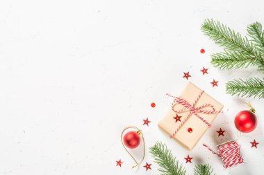 Şimdiki kutu ve dekorasyonlarla Noel düz zemin.