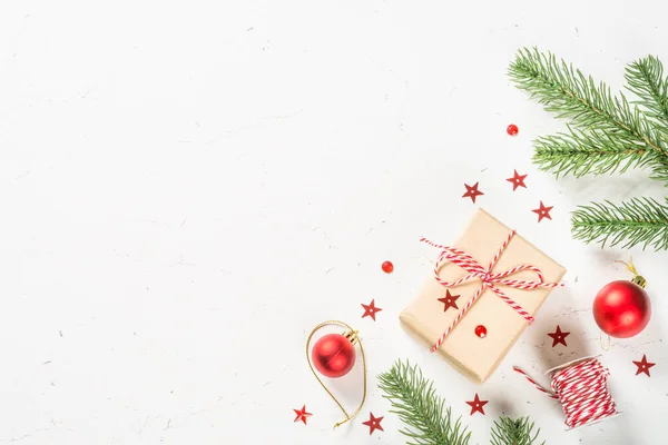 Fondo plano de Navidad con caja actual y decoraciones. — Foto de Stock