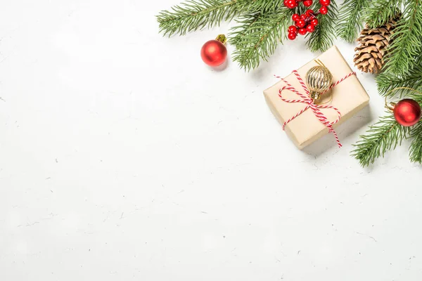 Natale piatto laici sfondo con scatola regalo e decorazioni. — Foto Stock