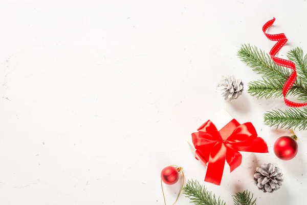 Kerst platte lay achtergrond met huidige doos en decoraties. — Stockfoto