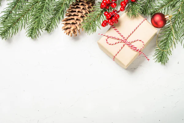 Kerst platte lay achtergrond met huidige doos en decoraties. — Stockfoto
