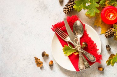 Güz tablosu beyaz masada üst görünümü ayarlıyor.