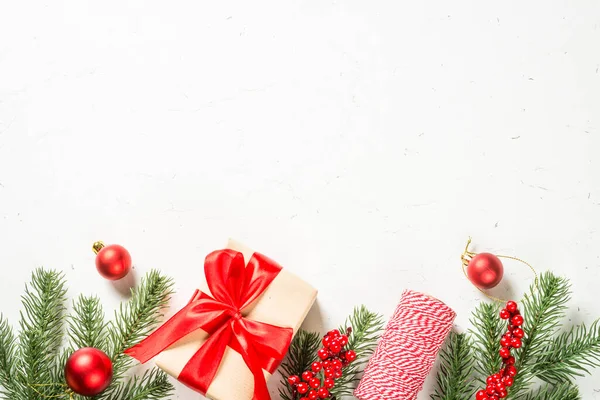 Natal plano leigos fundo com caixa de presente e decorações. — Fotografia de Stock