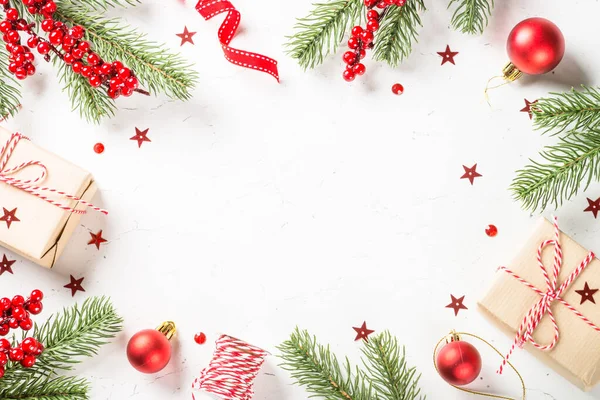Kerst platte lay achtergrond met huidige doos en decoraties. — Stockfoto