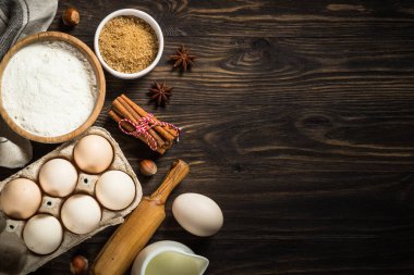 Mutfak masasında malzemeler pişiriyorum..