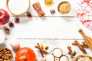 Beyaz üzerine fırın malzemesi dök.