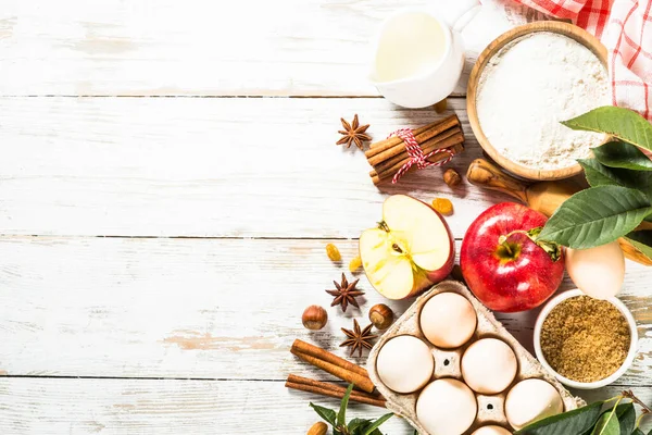 Ingredientes de cozimento de queda em branco. — Fotografia de Stock