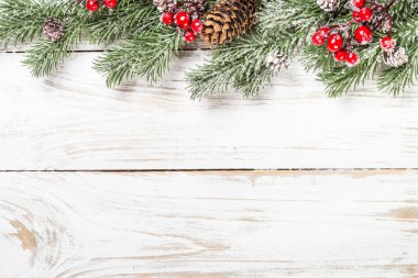 Beyaz masada karlı kış köknar ağacı.