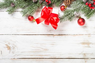 Kar ve beyaz masa süsleri ile kış köknar ağacı.