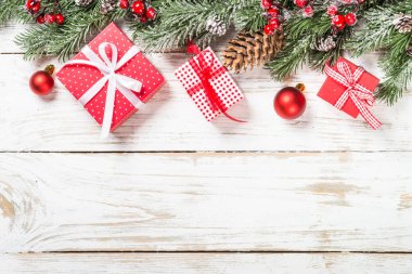 Kar ve beyaz masa süsleri ile kış köknar ağacı.