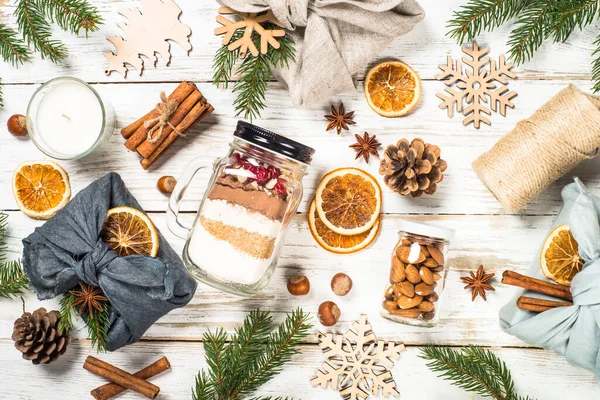 Eco friendly et zéro déchet cadeaux de Noël au blanc. — Photo