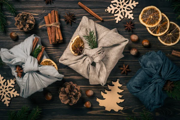 Umweltfreundliche und abfallfreie Weihnachtsgeschenke in Kleidung mit natürlichen Materialien verpackt. — Stockfoto