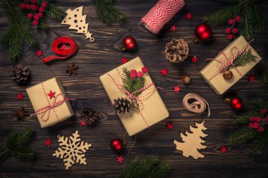 Noel arkaplanı köknar ağacı, hediye kutusu ve ahşap masa süslemeleri..