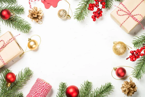 Natale piatto laici sfondo con scatola regalo e decorazioni. — Foto Stock
