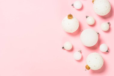 Noel pembe düz arka planda tatil süslemeleri ile.