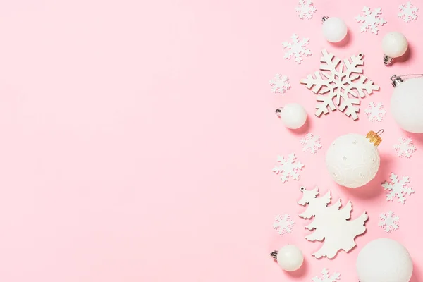 Різдвяний рожевий плоский фон з святковими прикрасами . — стокове фото