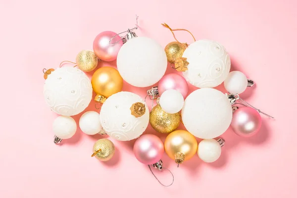 クリスマスピンクフラットは休日の装飾と背景を置く. — ストック写真