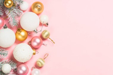 Noel pembe düz arka planda tatil süslemeleri ile.